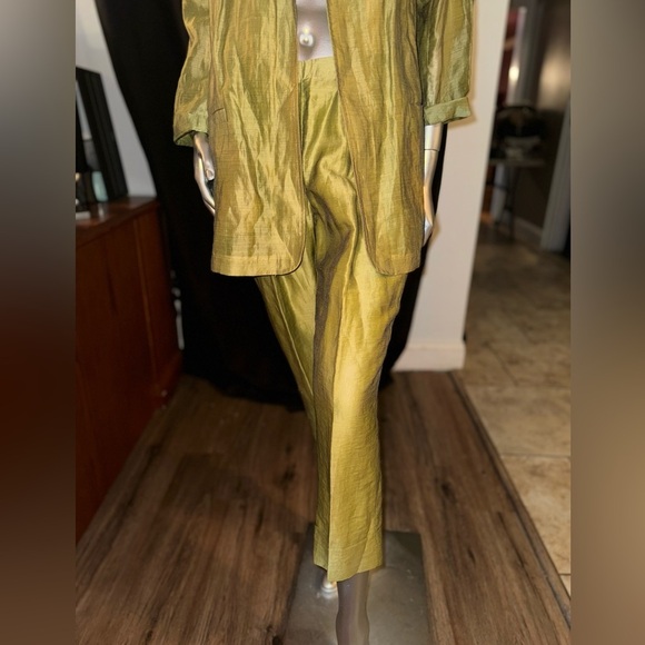 Marisa Minicucci 2 Piece Light Weight Suit - Picture 6 of 9